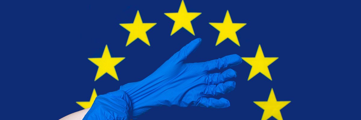 Guantes médicos sobre la bandera de la UE
