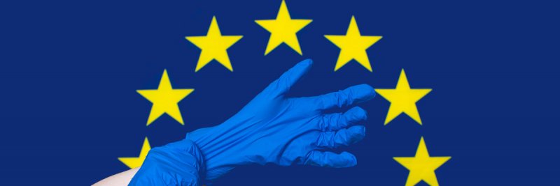 Guantes médicos sobre la bandera de la UE