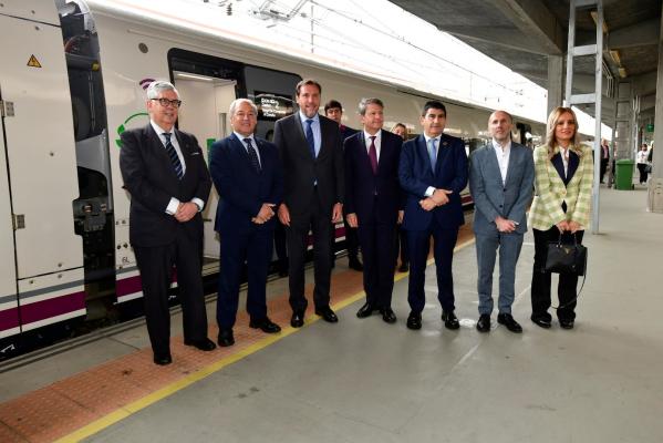 La CEG participa en la simulación comercial del viaje Madrid- A Coruña, del tren modelo S-106, dentro de la presentación del Plan Director del Corredor Atlántico