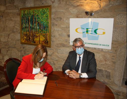 La embajadora de Uruguay en España firma en el Libro de Oro de la CEG