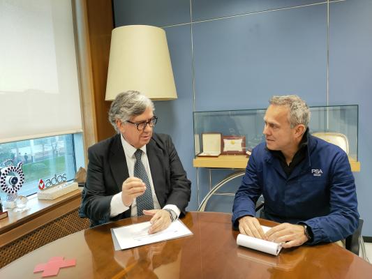 O presidente da CEG, Juan Vieites, reunido co director de Stellantis Vigo, Ignacio Bueno.