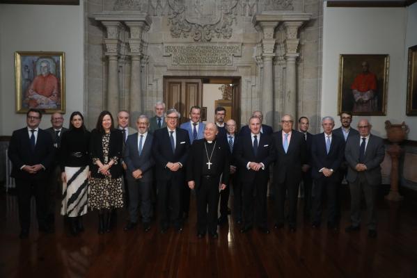 La Confederación de Empresarios de Galicia (CEG) ha organizado un almuerzo-coloquio con Francisco José Prieto, arzobispo de Santiago de Compostela