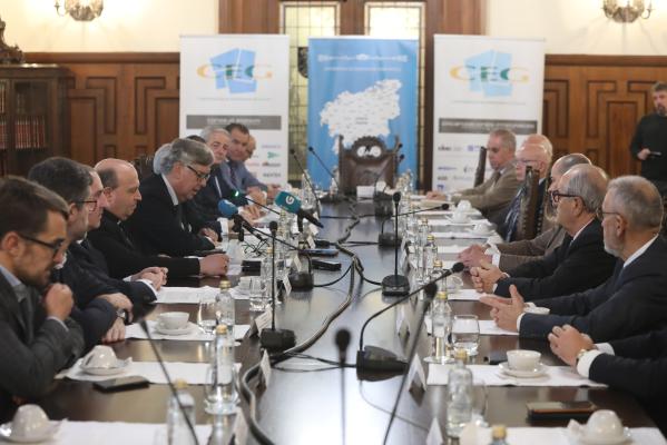 La Confederación de Empresarios de Galicia (CEG) ha organizado un almuerzo-coloquio con Francisco José Prieto, arzobispo de Santiago de Compostela