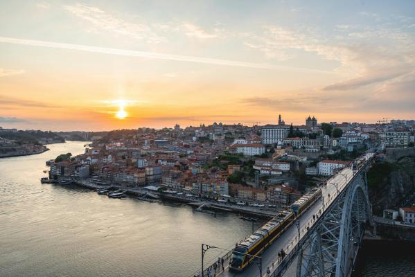 La CEG lamenta la posición del Gobierno de España en relación con la conexión ferroviaria con Portugal e insta a rectificar y alinear con el gobierno luso sus prioridades, apoyando la efectiva conexión entre Vigo y Porto en 2032