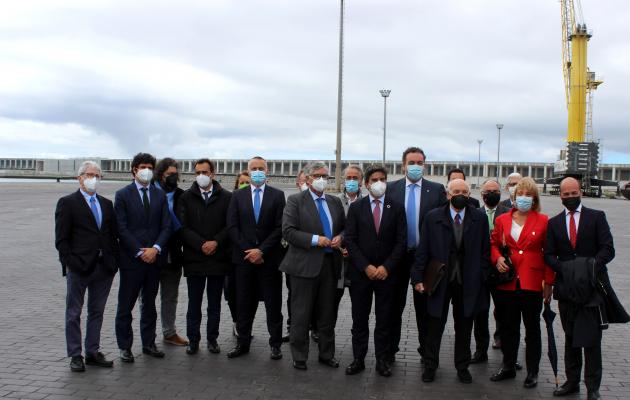 Empresarios de toda Galicia visitan o Porto Exterior de A Coruña en Punta Langosteira