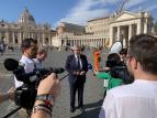 Atención a los medios tras la audiencia con el Papa Francisco