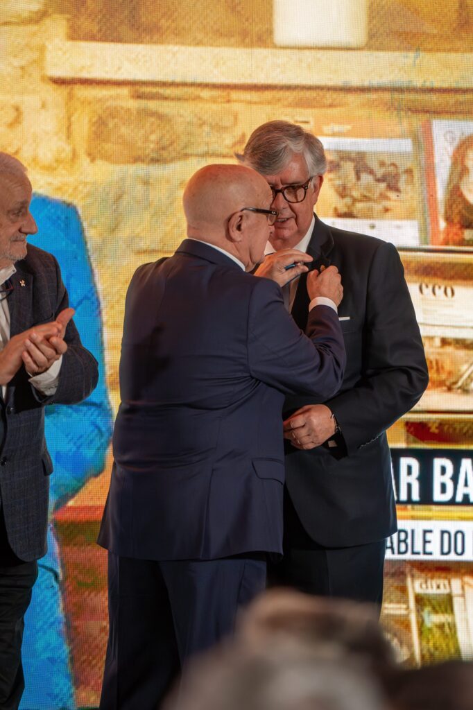 O presidente da CEG recibe a insignia de ouro no XIV Congreso Anual das Persoas Traballadoras Autónomas 