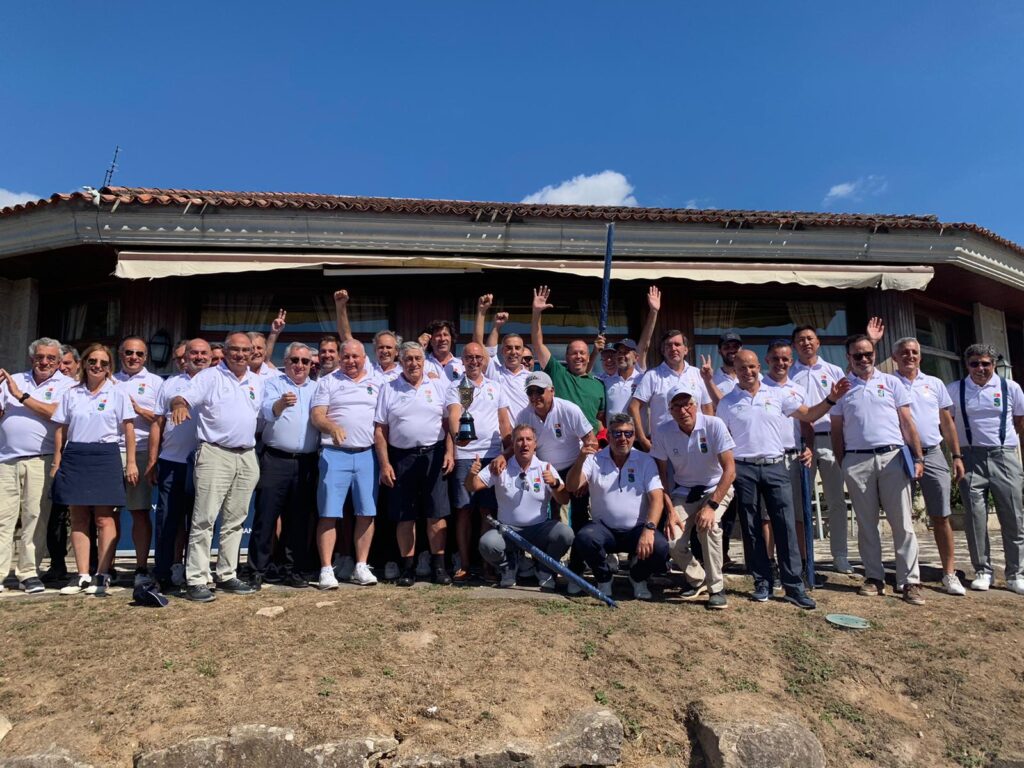 Equipo gañador do torneo de golf