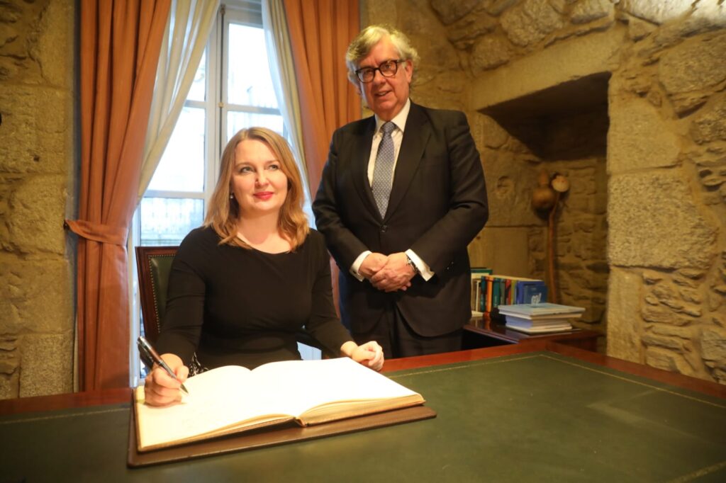 La embajadora de Polonia inicia su visita oficial a Galicia en la CEG